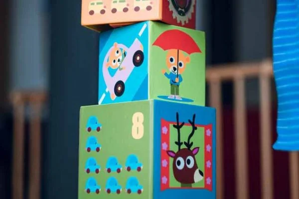 photo-1484820540004-14229fe36ca4-child-blocks